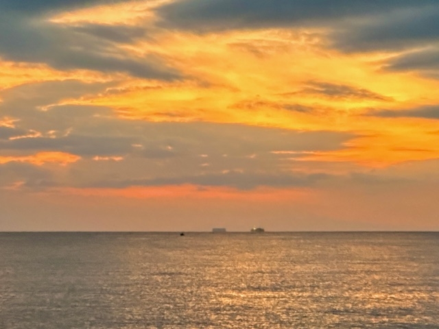 秋の海から見える夕日